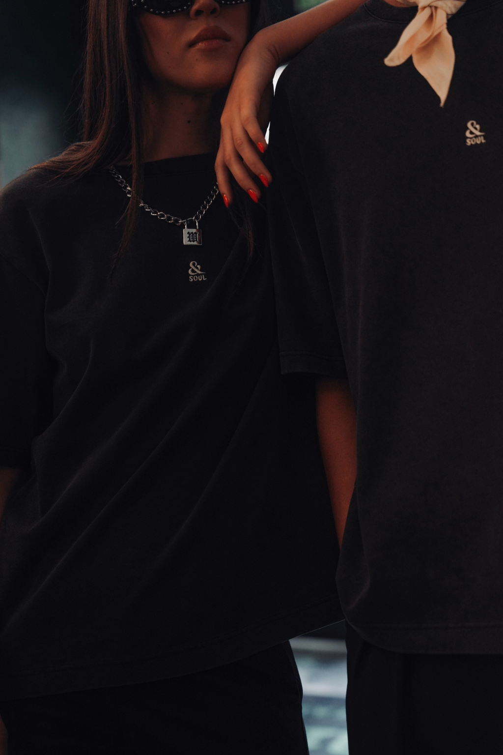 Camiseta negra y efecto lavado vintage