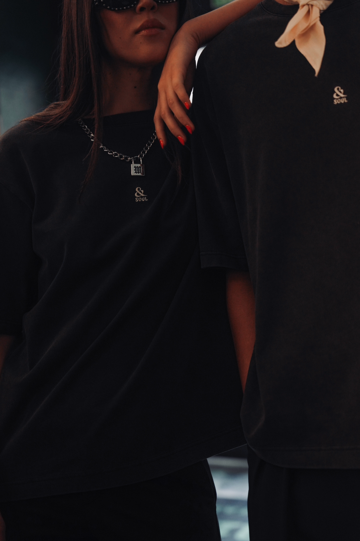 Camiseta negra y efecto lavado vintage