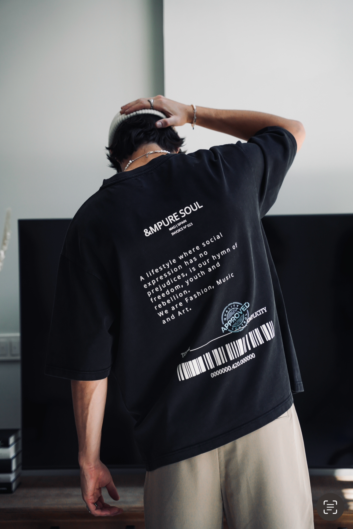 Camiseta negra y efecto lavado vintage