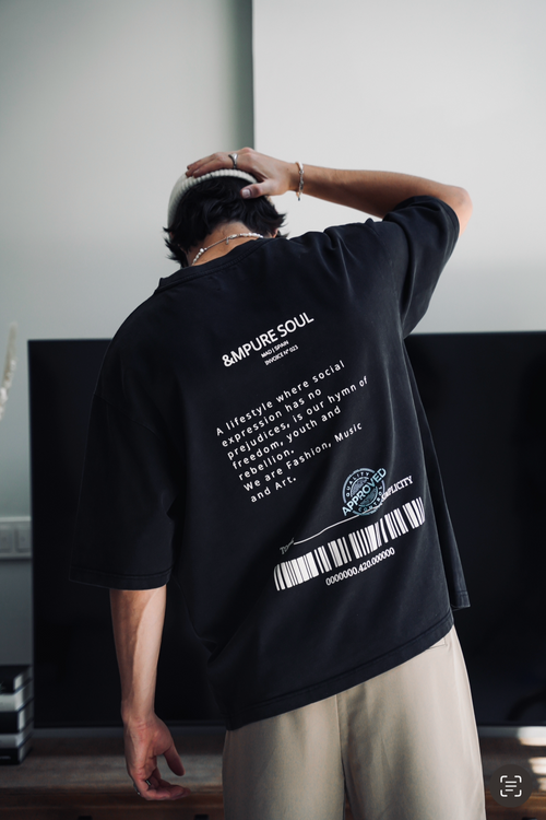 Camiseta negra y efecto lavado vintage