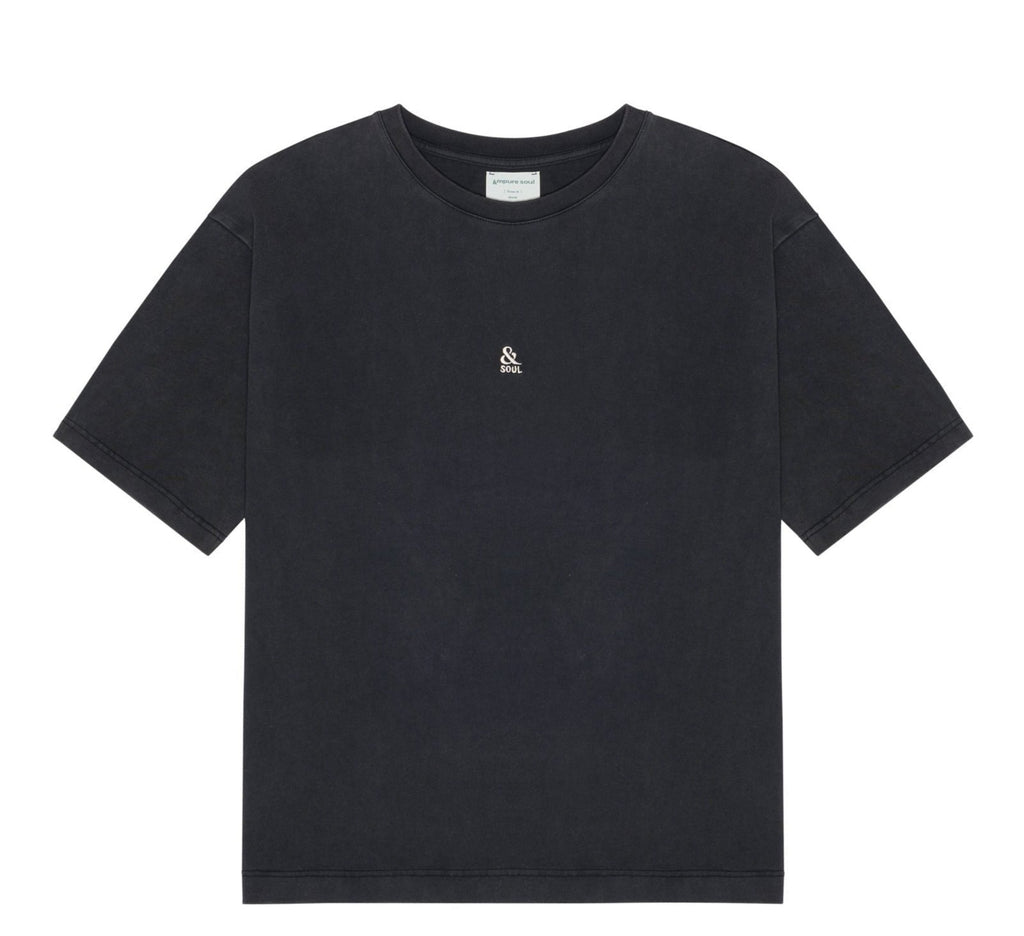 Camiseta negra y efecto lavado vintage