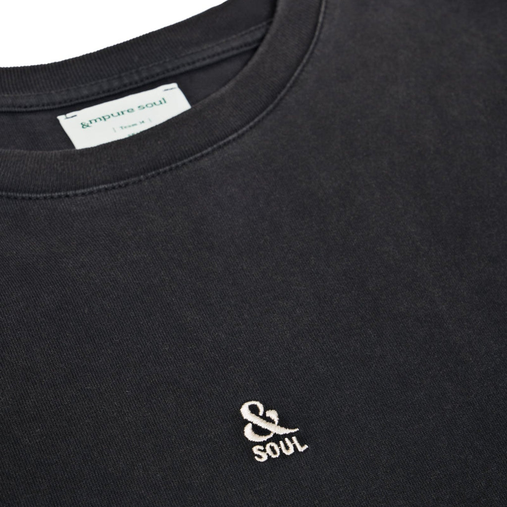 Camiseta negra y efecto lavado vintage