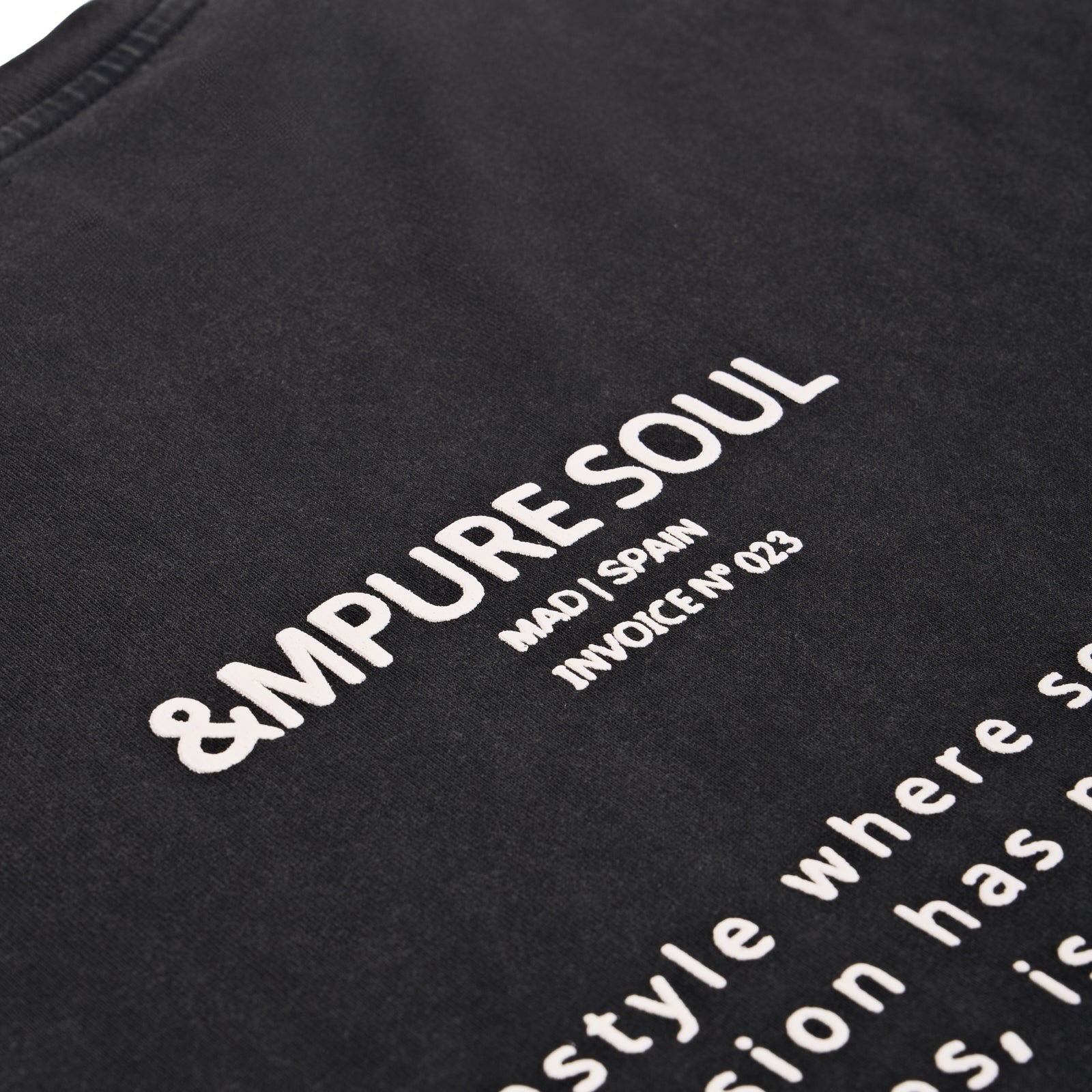 Camiseta negra y efecto lavado vintage